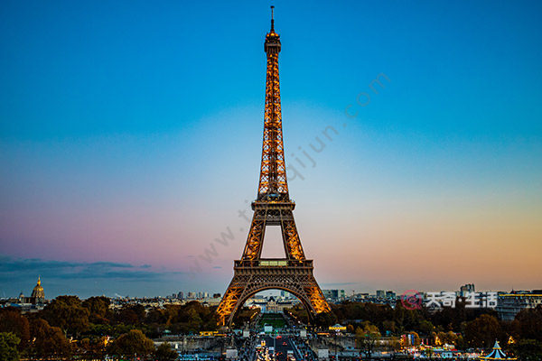 法国埃菲尔铁塔有多高